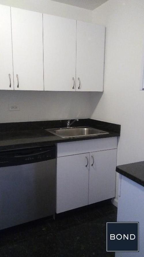 Foto del edificio - 242 E 82nd St