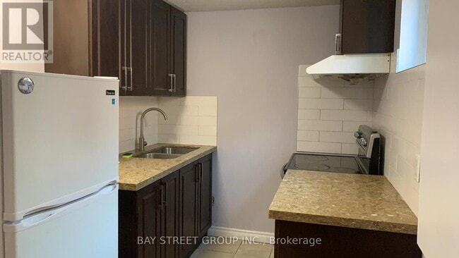Building Photo - 870 Consort Crescent