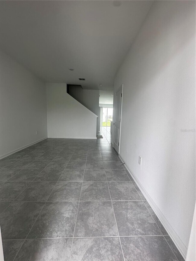 Building Photo - 3063 Chantilly Dr