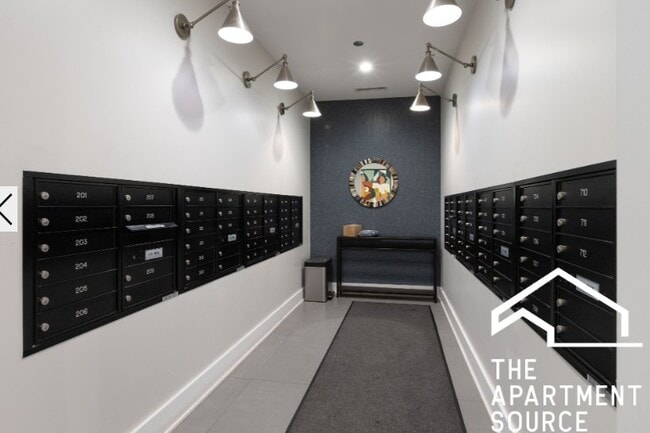 Building Photo - 1701 W Webster Ave