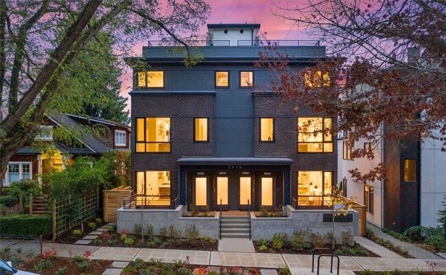 Building Photo - Beautiful Eastlake Condo