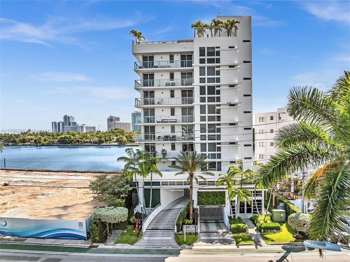 Primary Photo - 9901 E Bay Harbor Dr