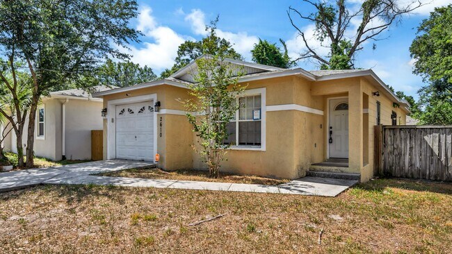Building Photo - 3 bedroom 2 bath Gem!