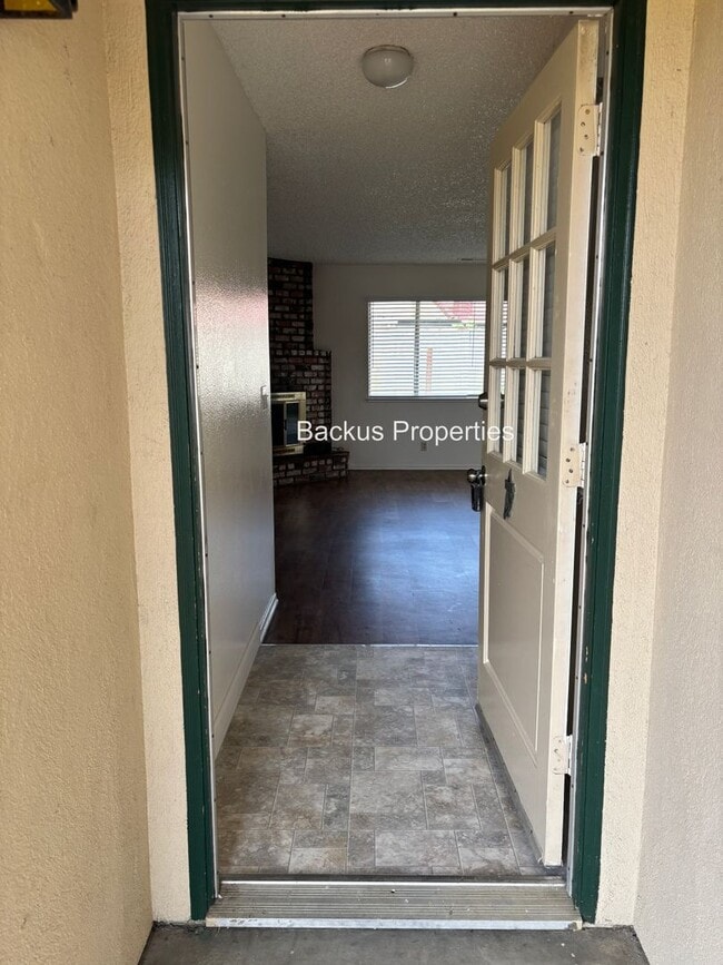 Building Photo - Spacious fenced yard - Three bedroom home ...