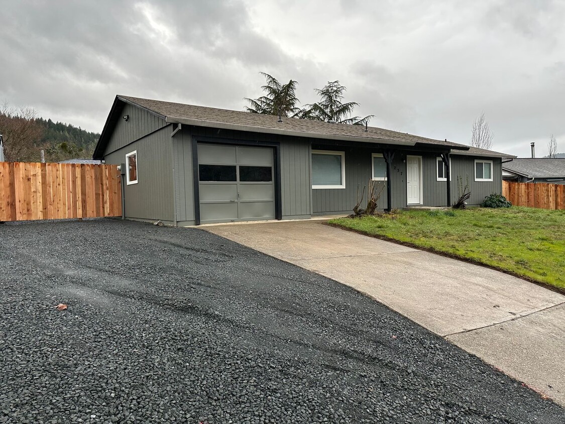 Primary Photo - Myrtle Creek 3 bedroom home with 1 car garage