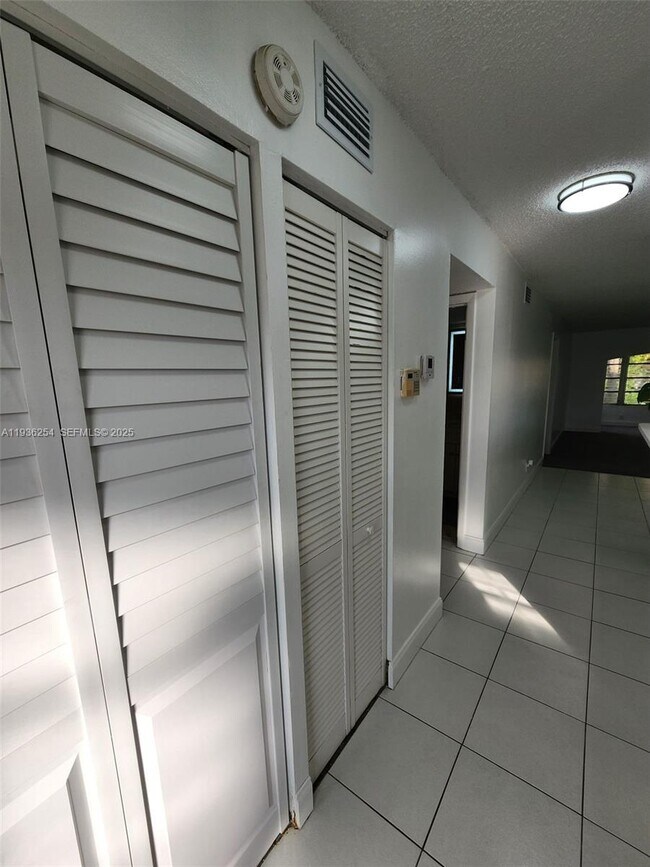 Foto del edificio - 609 S State Rd 7