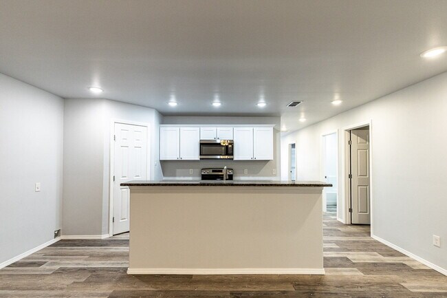 Foto del edificio - Don't miss out on this beautiful townhome!