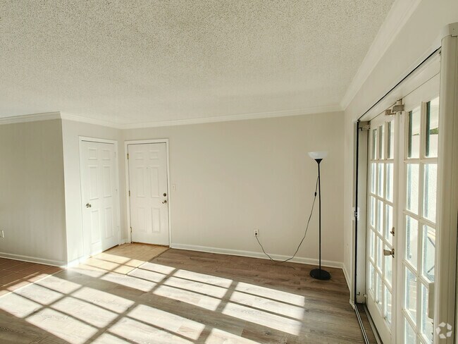 Living room - 1150 Collier Rd NW