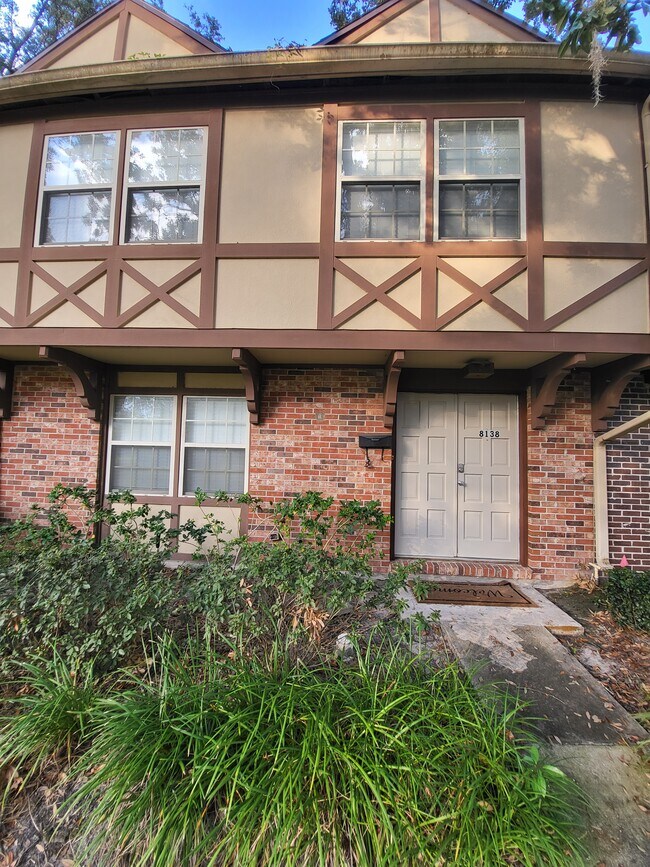 Building Photo - 8138 Sutton Pl E