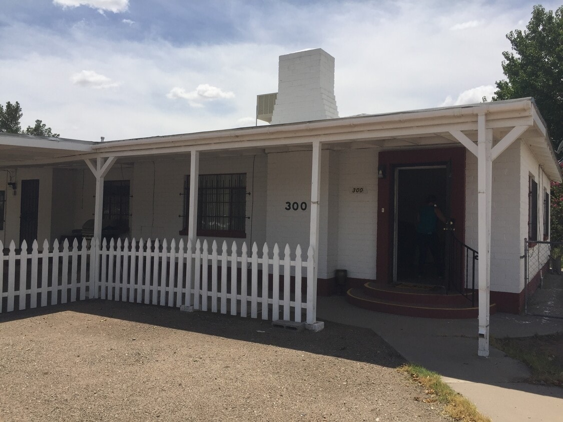 Primary Photo - 300 S Iron St
