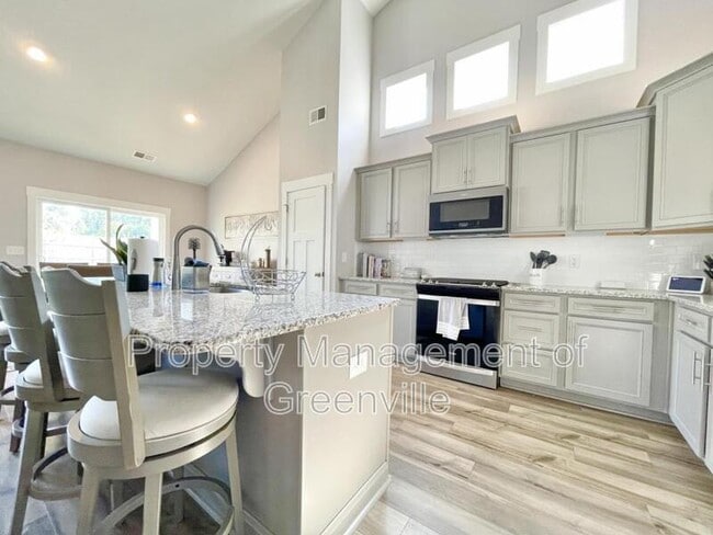 Foto del edificio - 501 Robinwood Pl