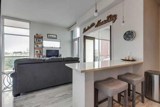 Foto del edificio - 1 Bed/1 Bath Condo at 5th and Main, Assigned Parking, Washer/Dryer/Covered Balcony