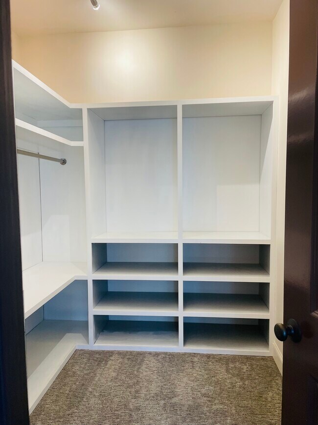 Armario Estudio - 1931 Nelson Ave