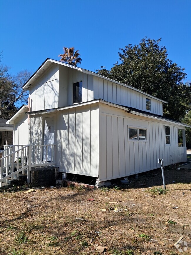 Building Photo - 2351 Dukes Ave