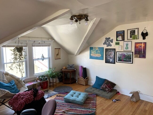 Foto del edificio - 3831 N Frederick Ave