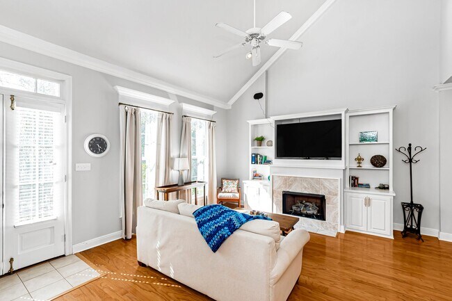 Foto del edificio - Fully Furnished 2 Bed / 2 Bath with Garage & Courtyard in Village St. George