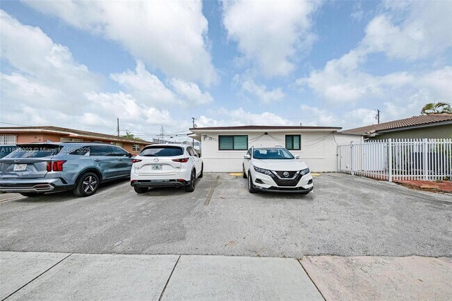 Foto del edificio - 30 NW 56th Ct