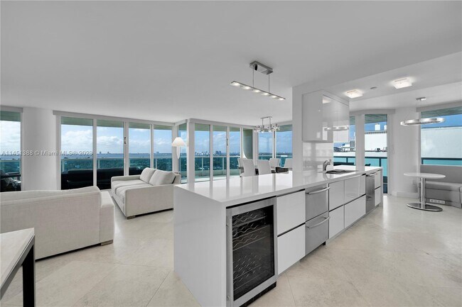 Foto del edificio - 5025 Collins Ave