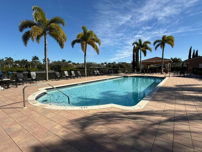 Foto del edificio - Remodeled, Move-In Ready 3-Bedroom Condo in Prime Naples Location
