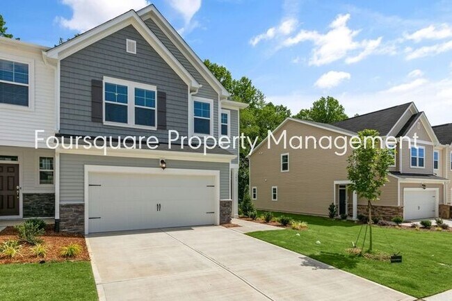 Foto del edificio - Coming Soon; July 27, 2026 : End unit ToSpacious End-Unit Townhome with 2nd Floor Loft, Screened-...