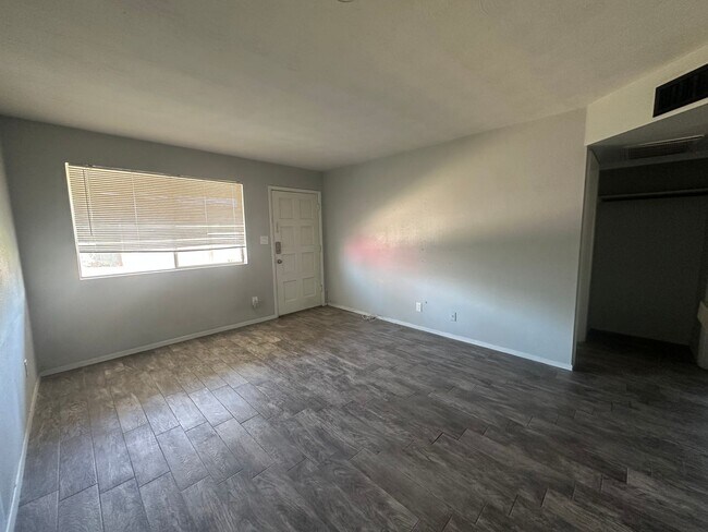 Building Photo - 1 bed 1 bath Townhome