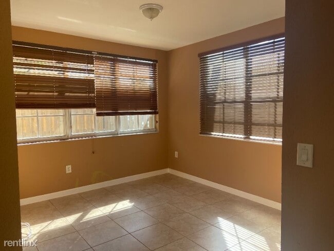 Building Photo - 3 br, 2 bath Townhome - 9267 SW 227th St