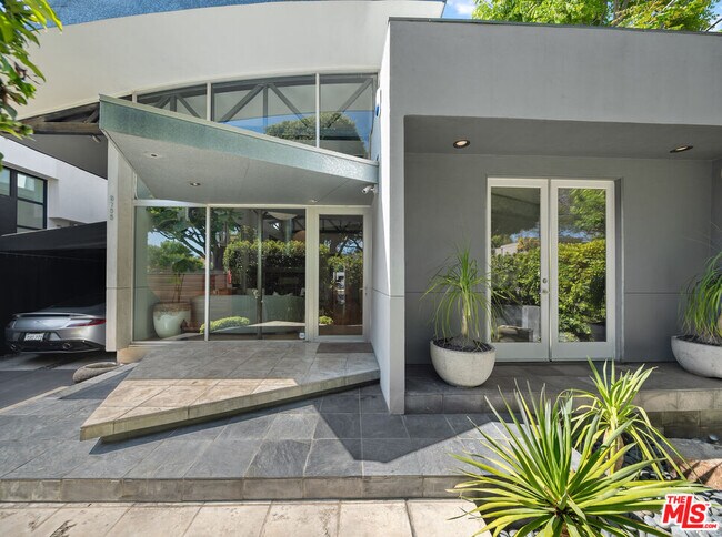 Foto del edificio - 8735 Dorrington Ave