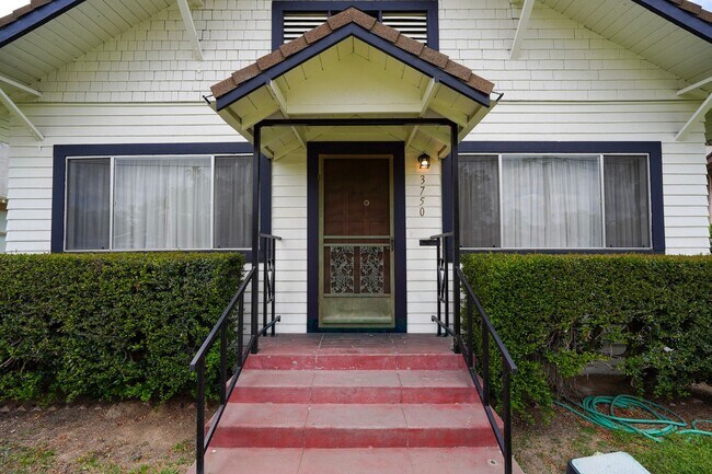 Foto del edificio - Spacious 3 Bed / 2 Bath Single-Family Home in Riverside