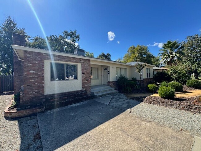 Foto del edificio - Charming Updated 4-Bedroom Home in the Garden Tract – Hardwood Floors, Central Air, 2-Car Garage ...