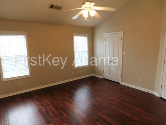 Building Photo - 830 James Ridge Dr