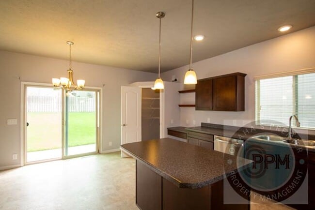 Building Photo - HUGE 3Bd/3Ba House in Bennington, NE!