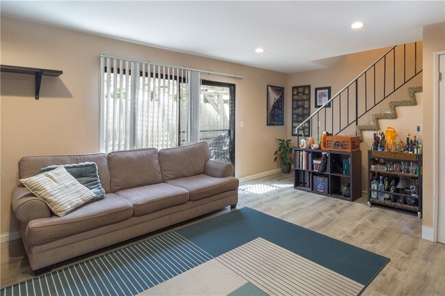 Building Photo - 628 E Birch St