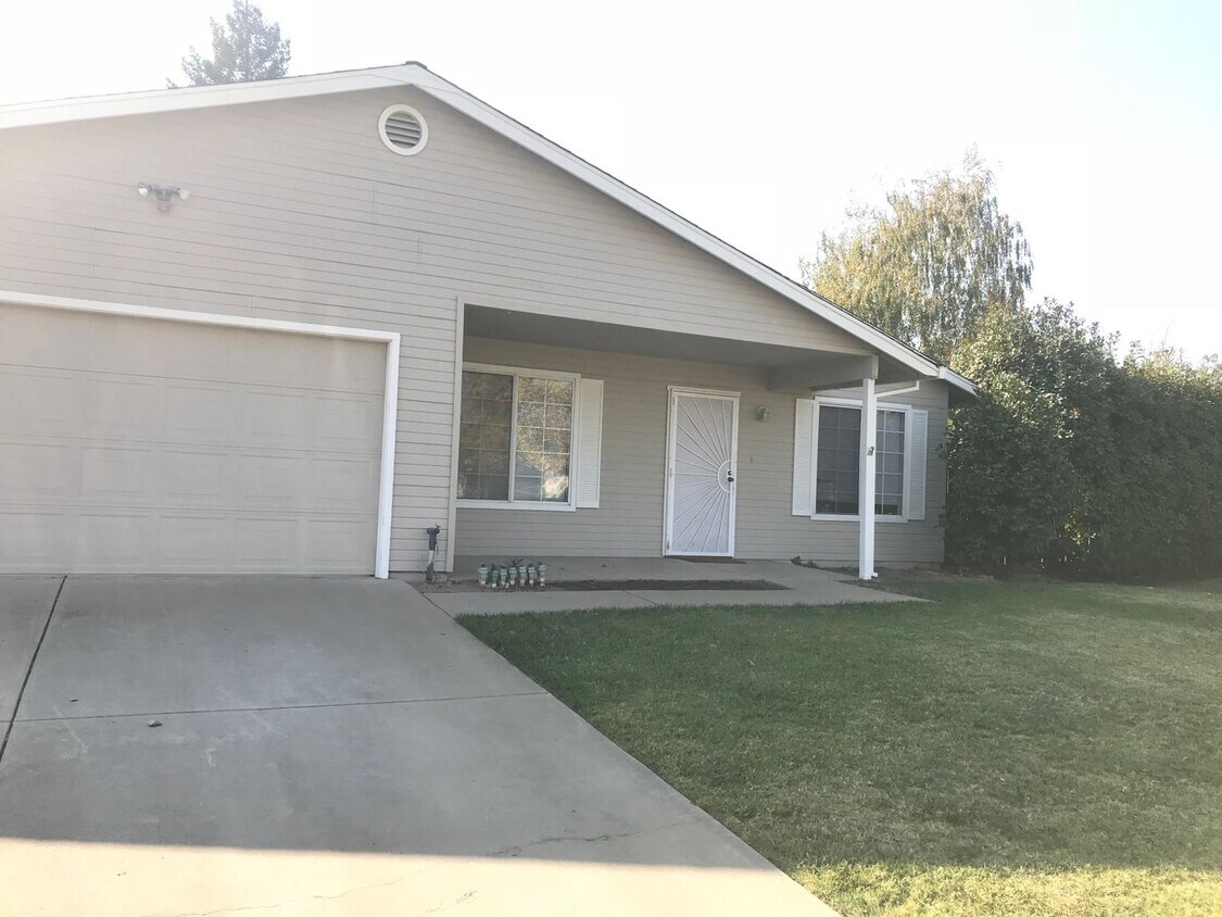 Primary Photo - 4 bed / 2 ba house - Live Oak