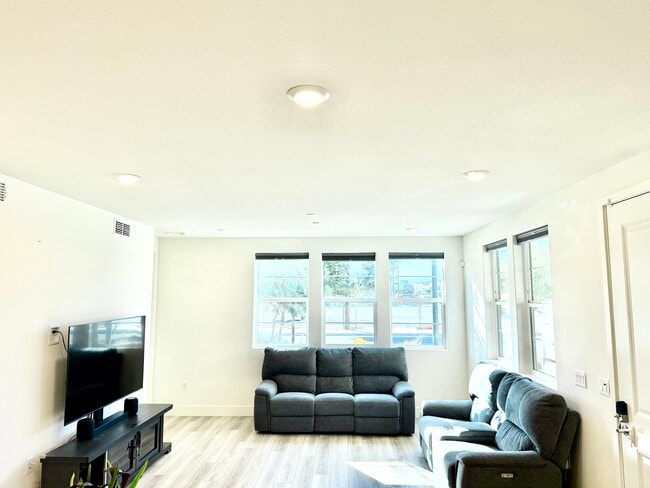 Foto del edificio - 5750 Greige Cir