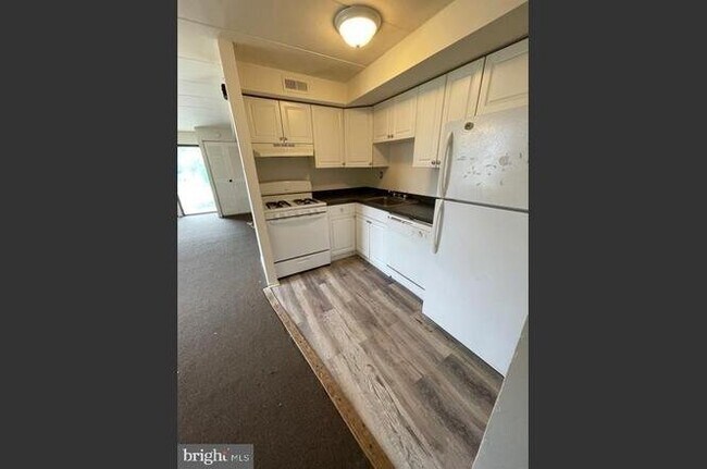 Foto del edificio - 7758 Rockwell Ave