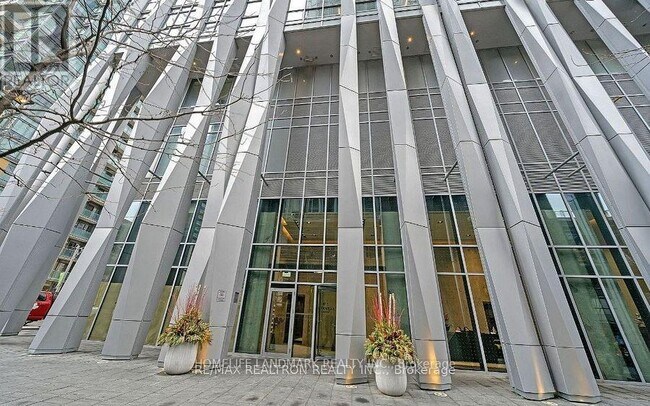Photo du bâtiment - 1-2401 Yorkville Ave