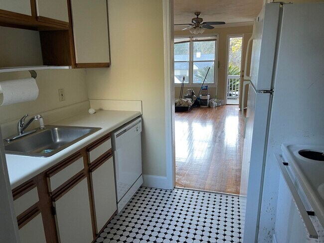 Building Photo - 1351 Colonial Dr