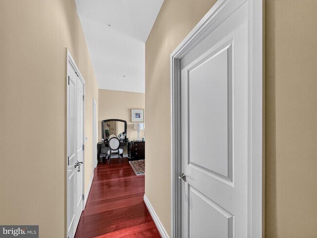 Building Photo - 8220 Crestwood Heights Dr