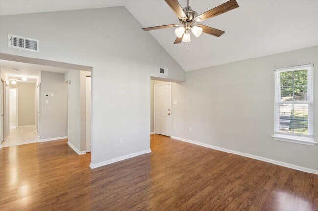 Building Photo - Beautiful 2BD/2BA Condo in Bradford Square!