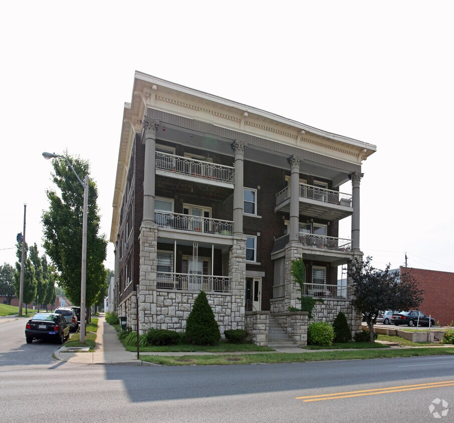 Building Photo - 2733-2735 Gillham Rd