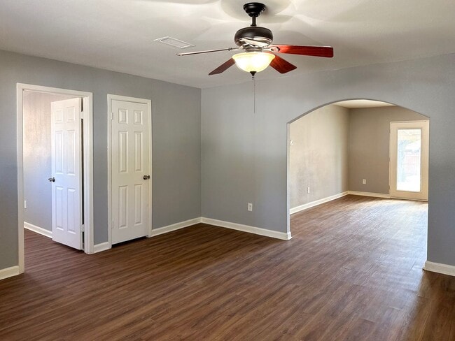 Building Photo - 3 Bedroom / 2 Bath