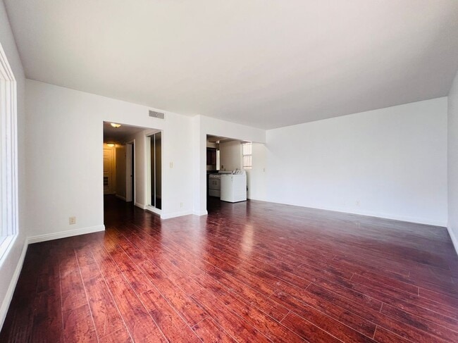 Building Photo - 1142 Serrano Ave