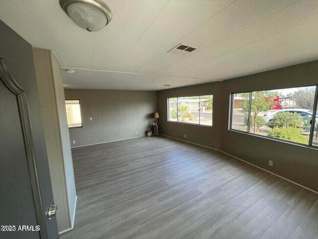 Foto del edificio - 8930 E Olive Ln N