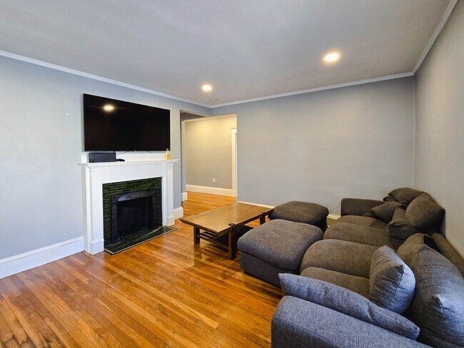 Foto del edificio - 235-237 Chestnut Hill Ave