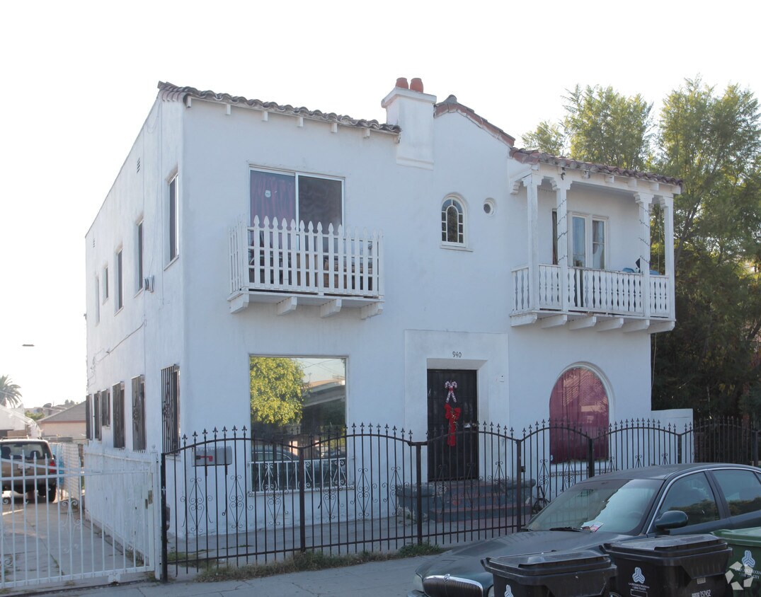 Building Photo - 940 W 53rd St