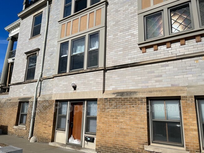 Building Photo - 663 17th St
