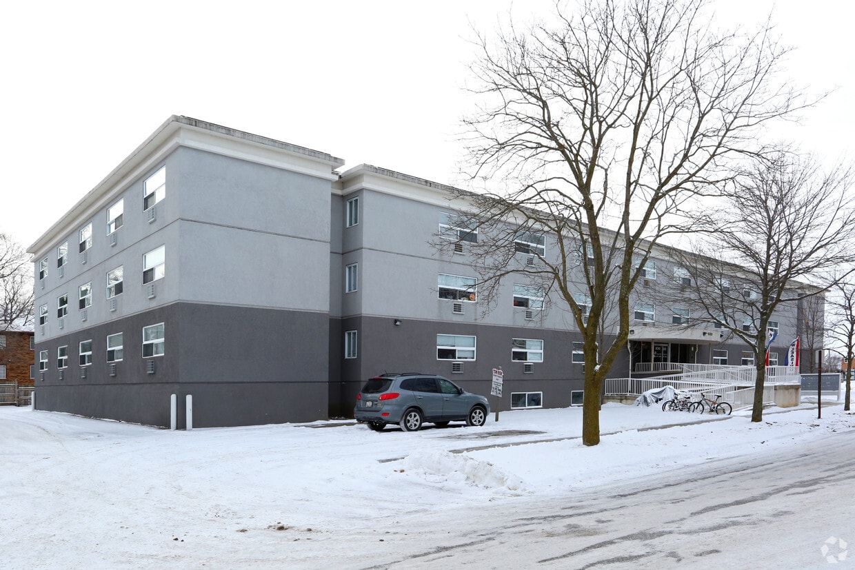 Building - 830 Edgebrook Ave