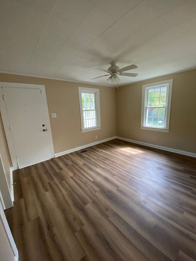 Building Photo - Recently renovated bungalow close to downt...