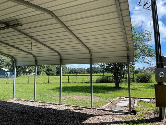 Foto del edificio - 8719 Lithia Pinecrest Rd