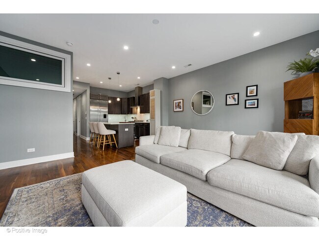 Foto del edificio - 2618 W Fullerton Ave